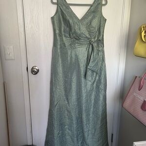 Elegant Green V-Neck Maxi Dress